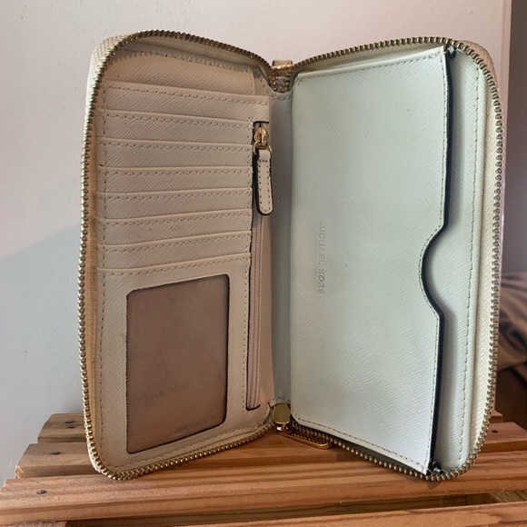 Classic Michael Kors Wallet - Picture 3 of 8